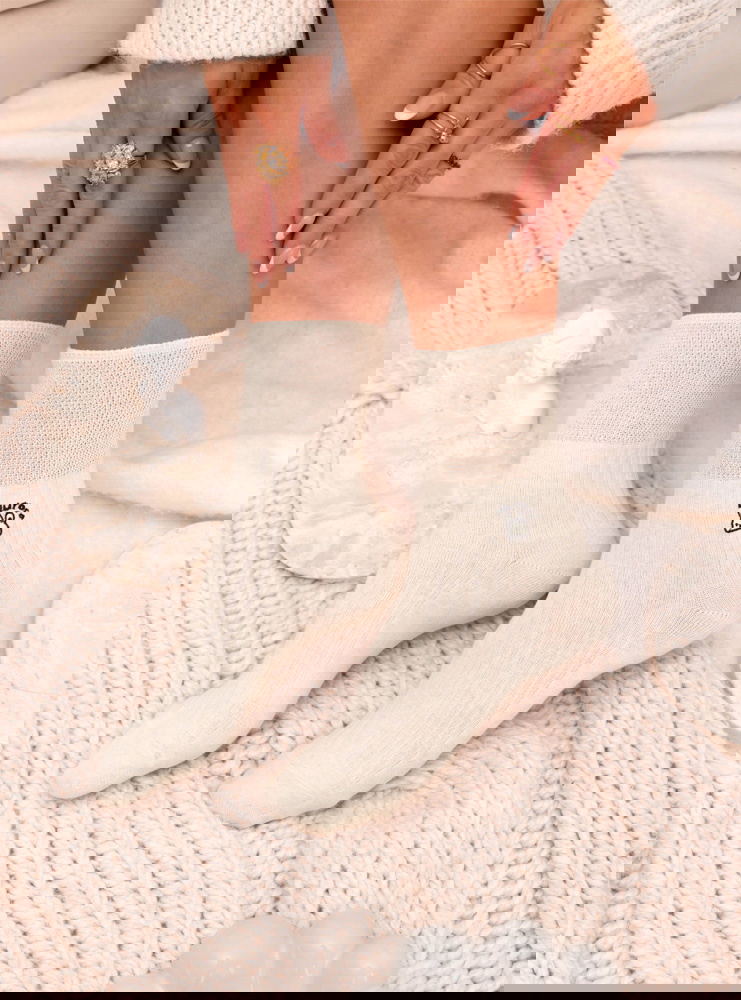 Beżowe skarpetki z ozdobną naszywką Irie