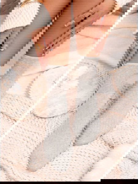 Szare skarpetki z ozdobną... 2