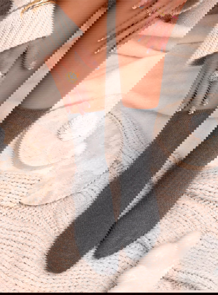 Popielate skarpetki z ozdobną...