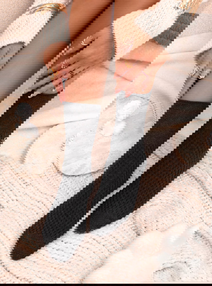 Grafitowe skarpetki z ozdobną...