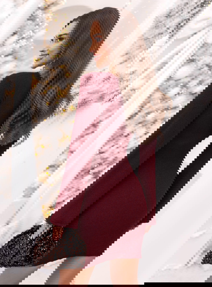 Bordowa prążkowana sukienka mini na...