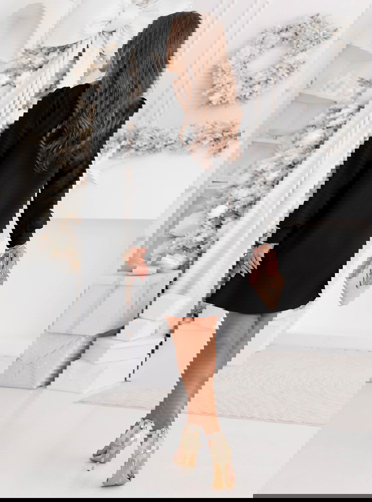 Czarna trapezowa świąteczna sukienka...