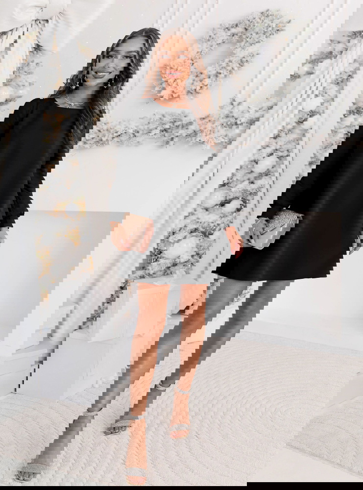 Czarna trapezowa świąteczna sukienka...