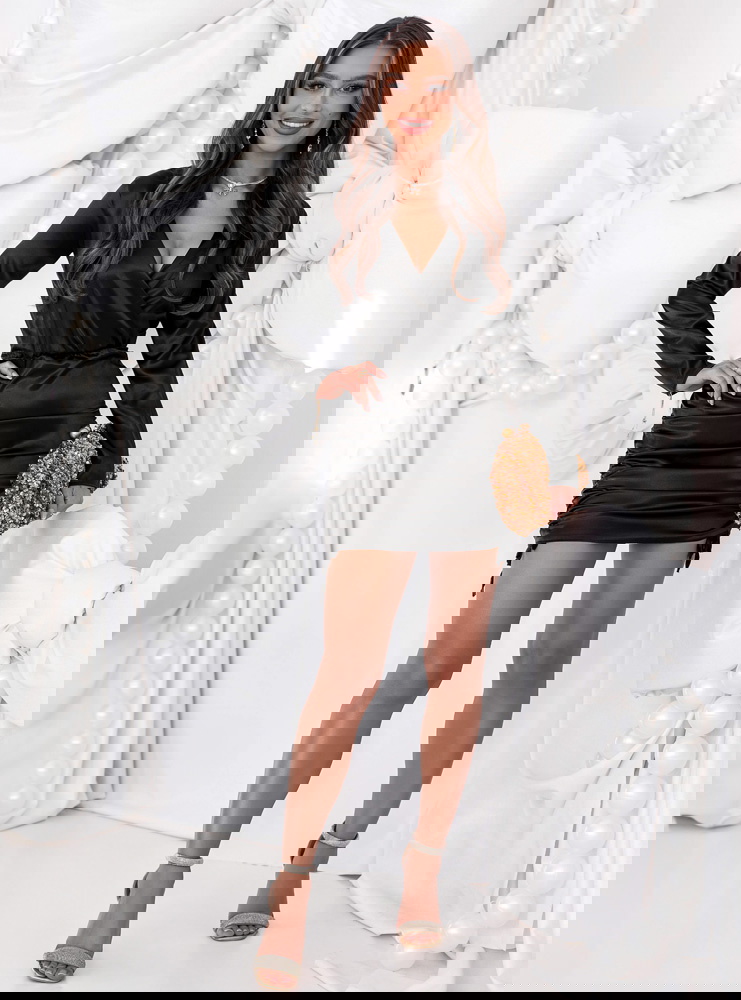 Czarna satynowa sukienka na święta ze...