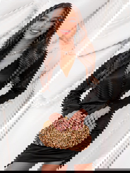 Czarna satynowa sukienka na...