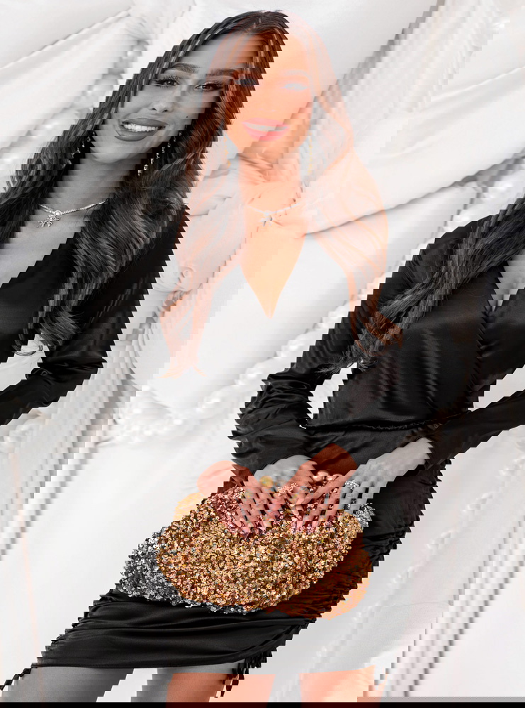 Czarna satynowa sukienka na święta ze...