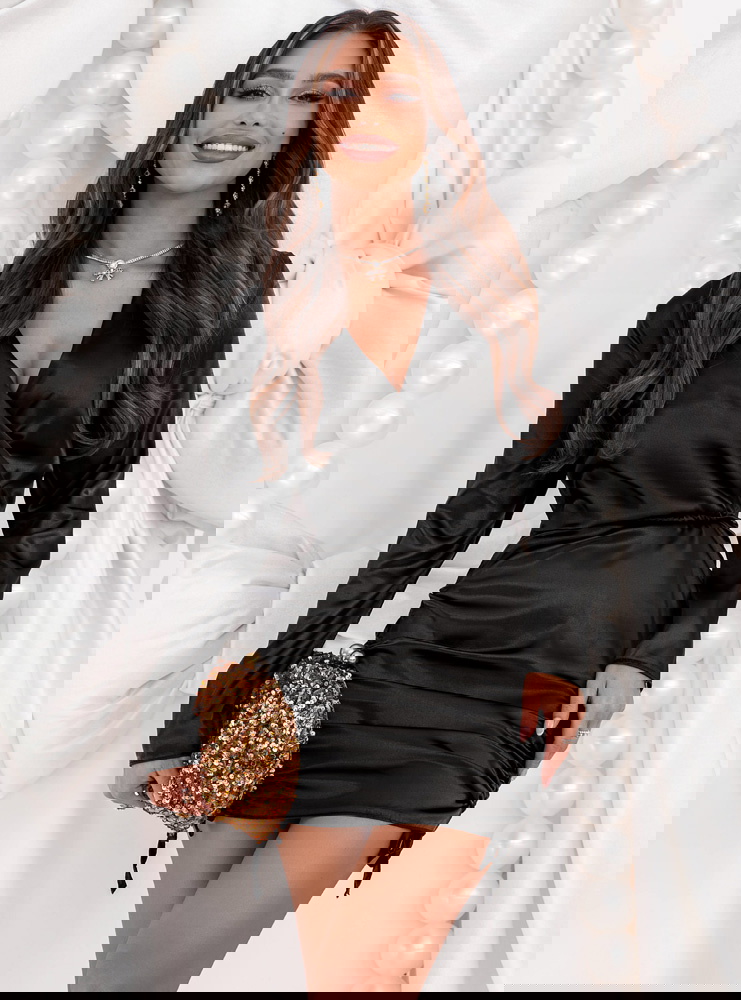 Czarna satynowa sukienka na święta ze...