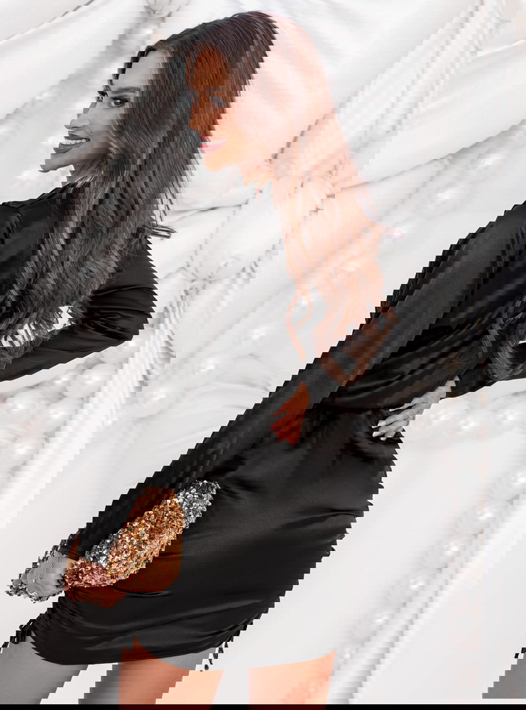 Czarna satynowa sukienka na święta ze...