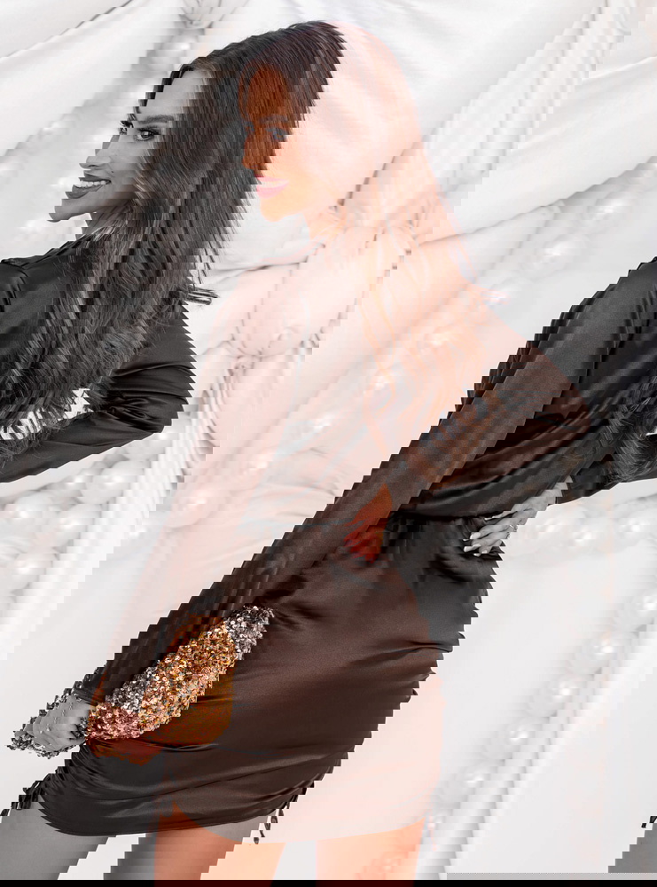 Czekoladowa satynowa sukienka na...