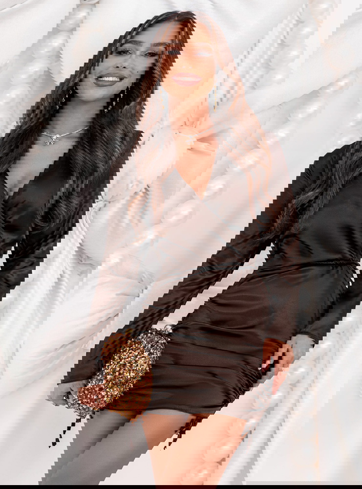 Czekoladowa satynowa sukienka na...