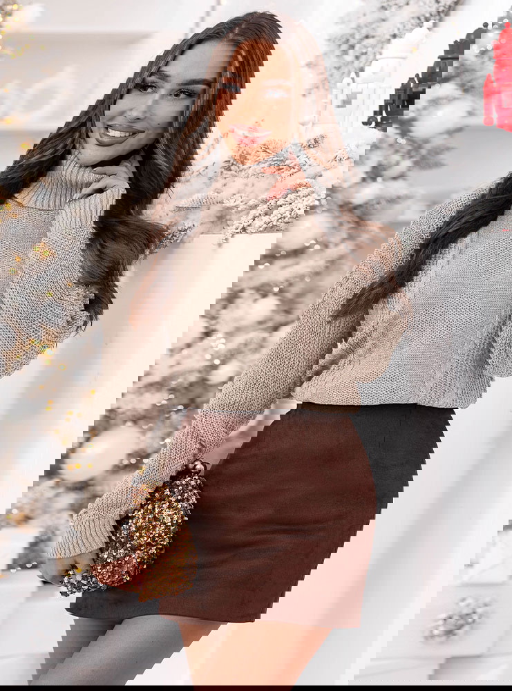 Beżowy sweter z golfem Evilou