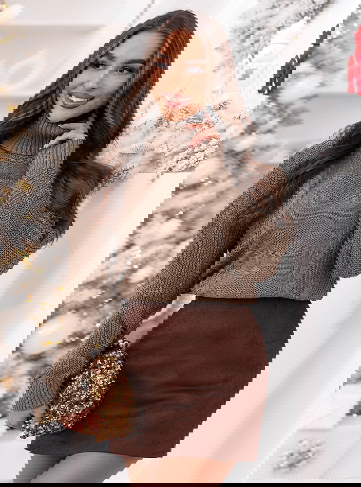 Czekoladowy sweter z golfem Evilou