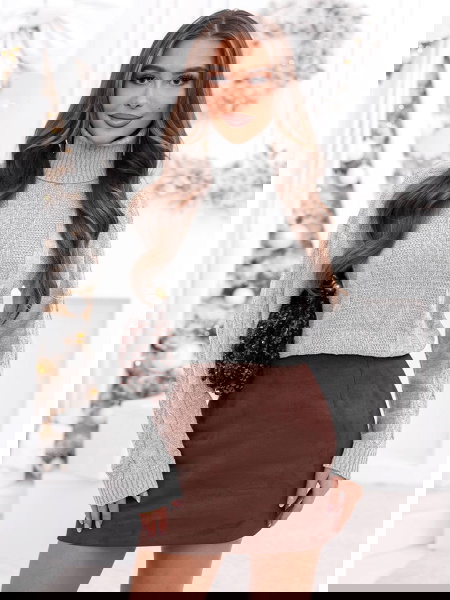 Szary długi sweter z golfem...