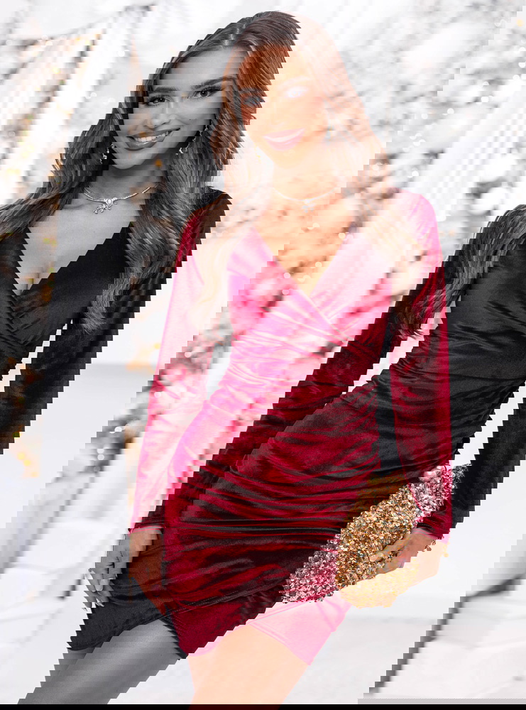 Bordowa welurowa świąteczna sukienka z przekładanym dekoltem Cherree