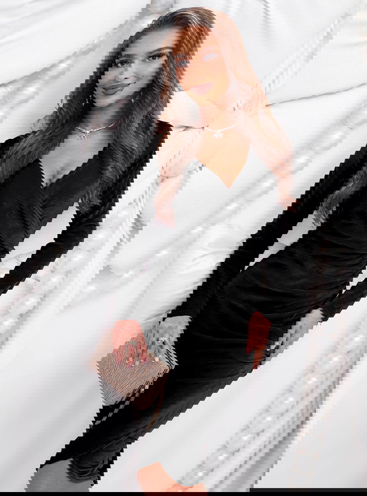 Czarna welurowa świąteczna sukienka z...