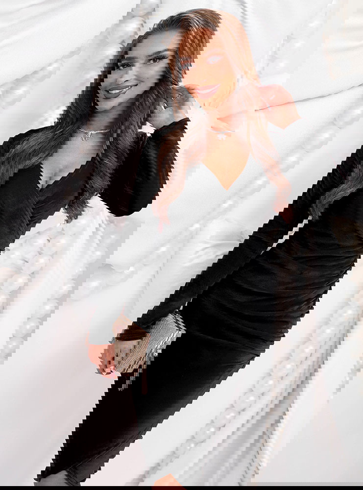 Czarna welurowa świąteczna sukienka z...