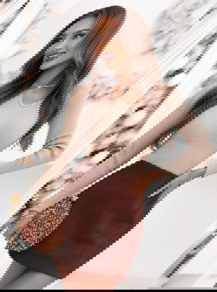 Beżowa prążkowana bluzka z dekoltem w...