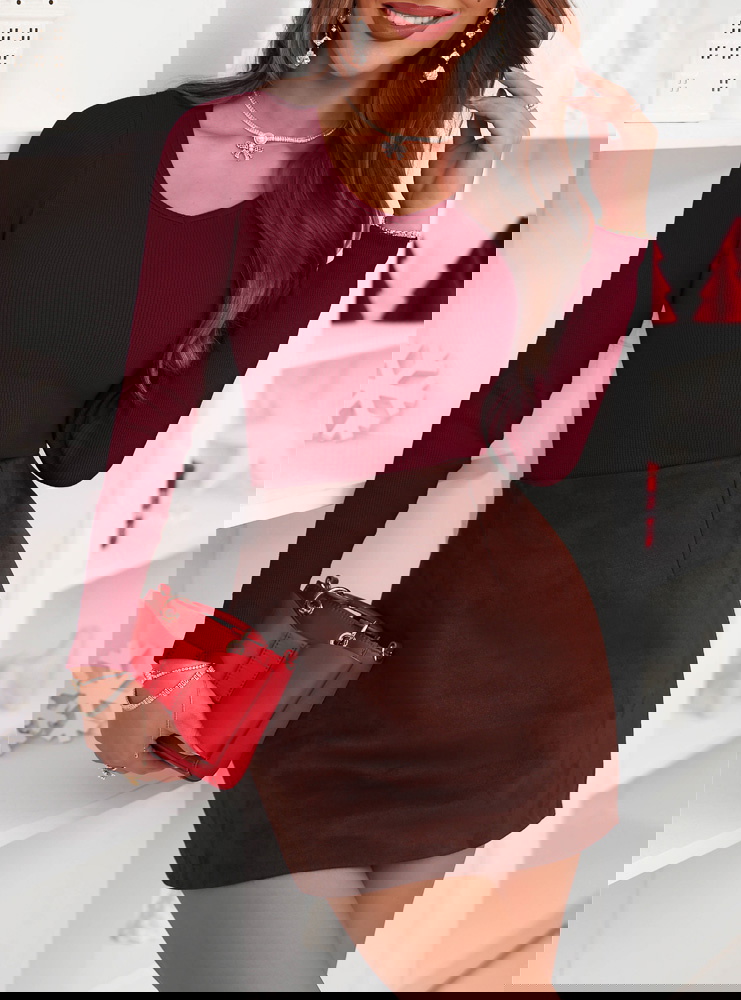 Bordowa prążkowana bluzka z dekoltem...