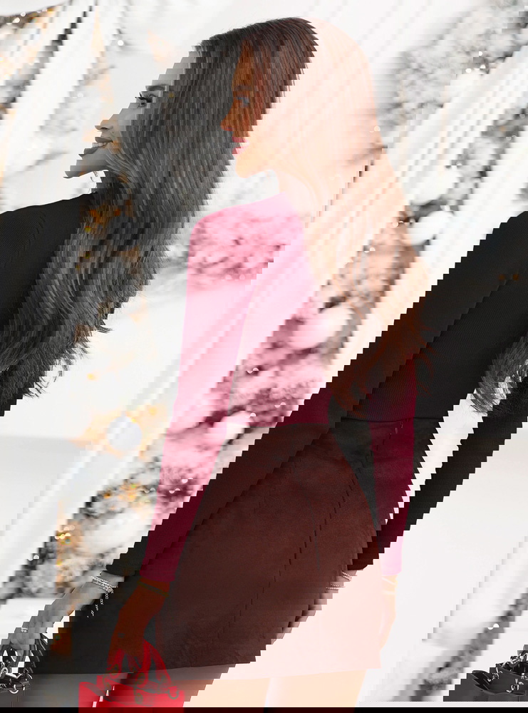 Bordowa prążkowana bluzka z dekoltem...