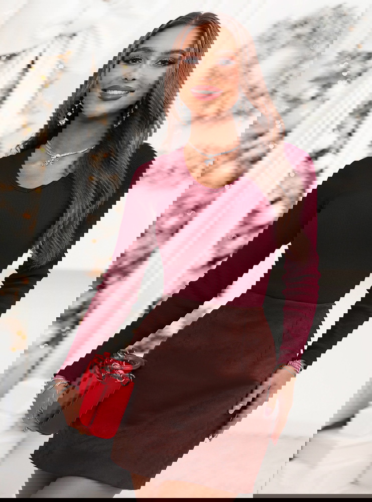 Bordowa prążkowana bluzka z dekoltem...