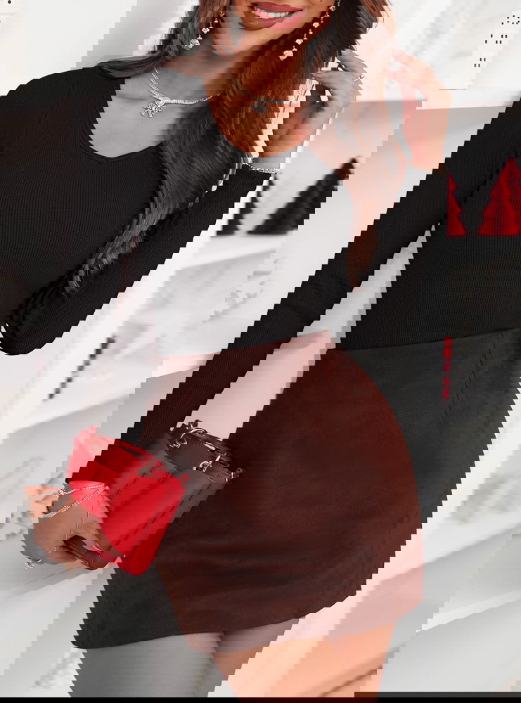 Czarna prążkowana bluzka z dekoltem w...