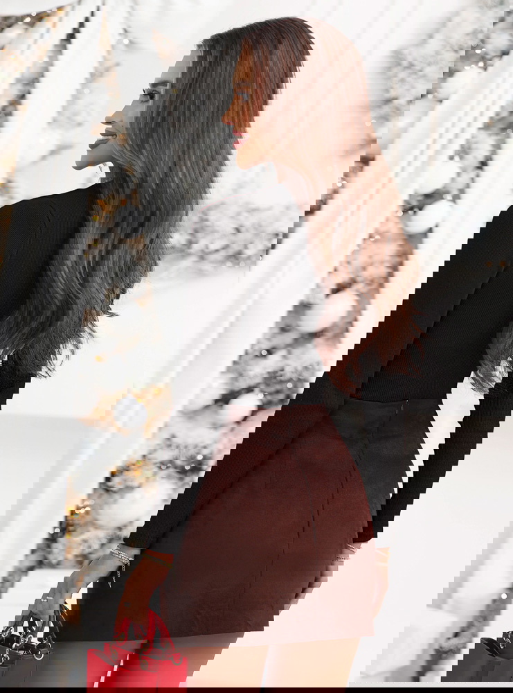 Czarna prążkowana bluzka z dekoltem w...