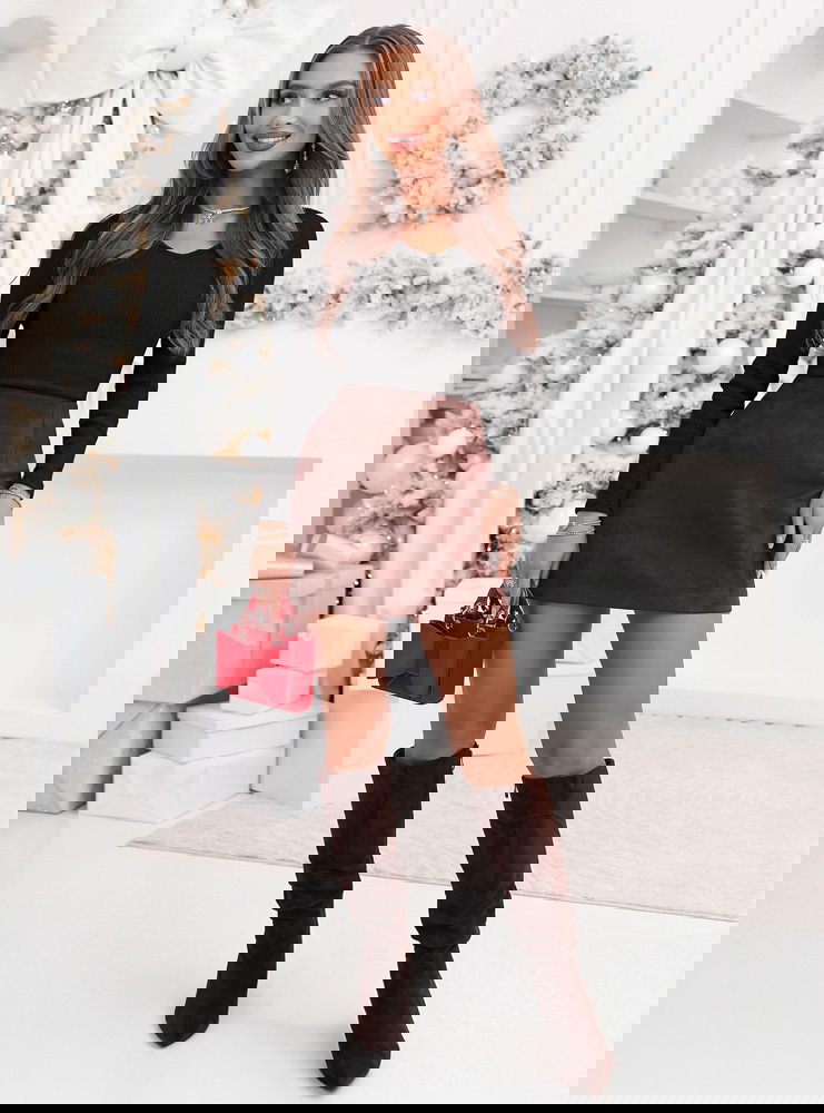 Czarna prążkowana bluzka z dekoltem w...