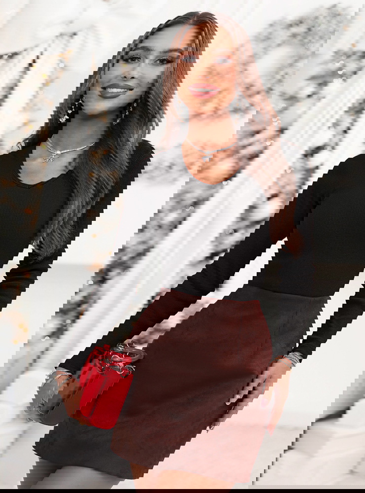 Czarna prążkowana bluzka z dekoltem w...