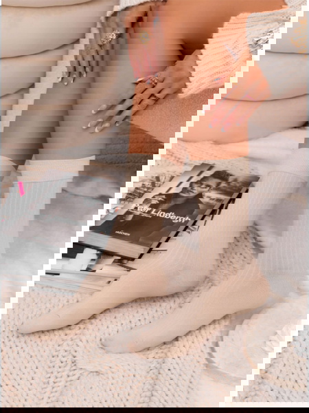 Beżowe długie skarpetki w...