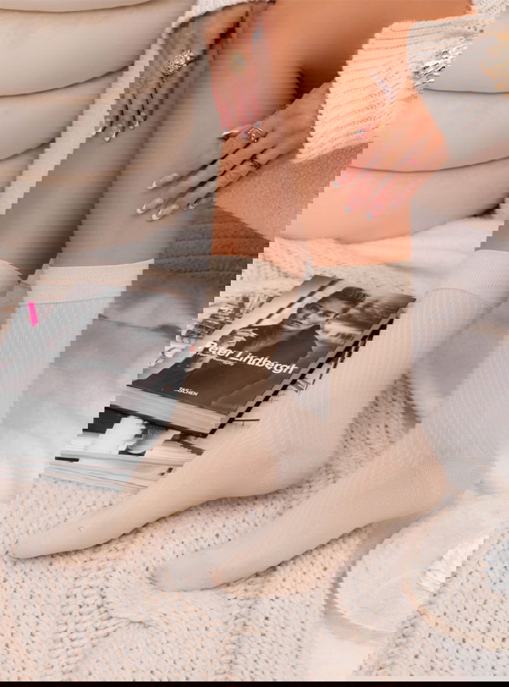 Beżowe długie skarpetki w prążek Bronka