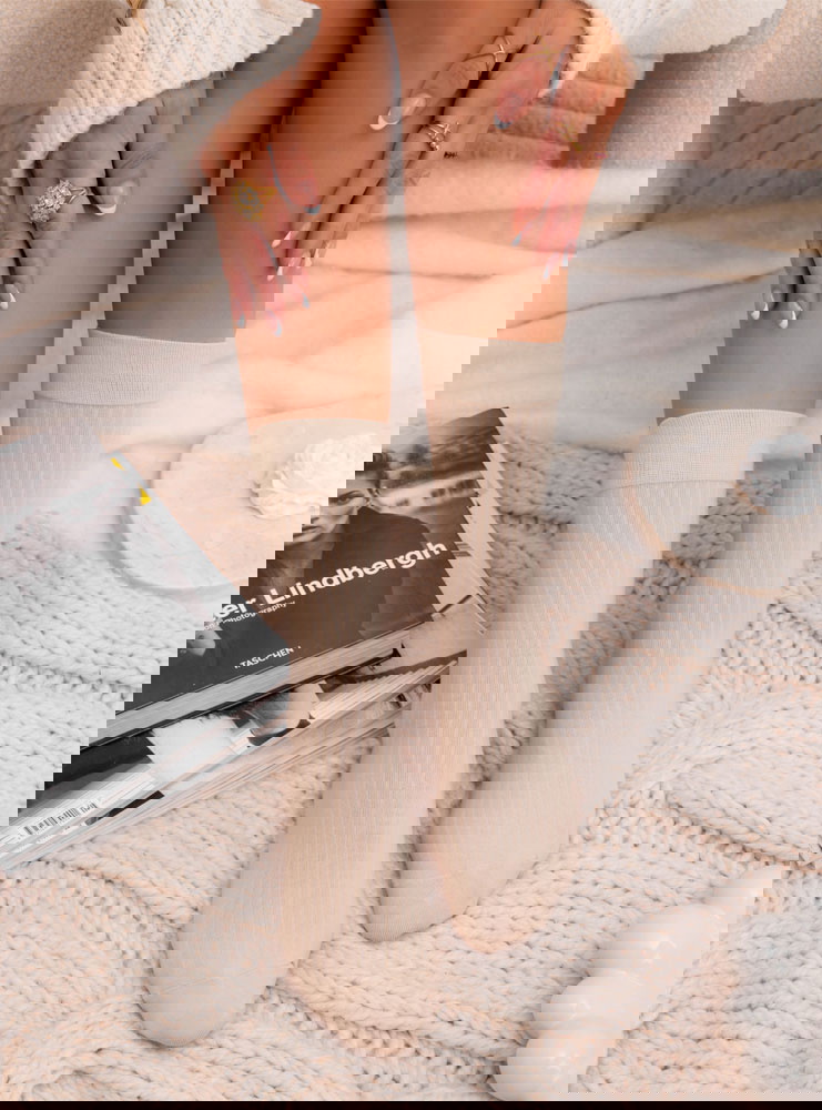 Beżowe długie skarpetki w prążek Bronka