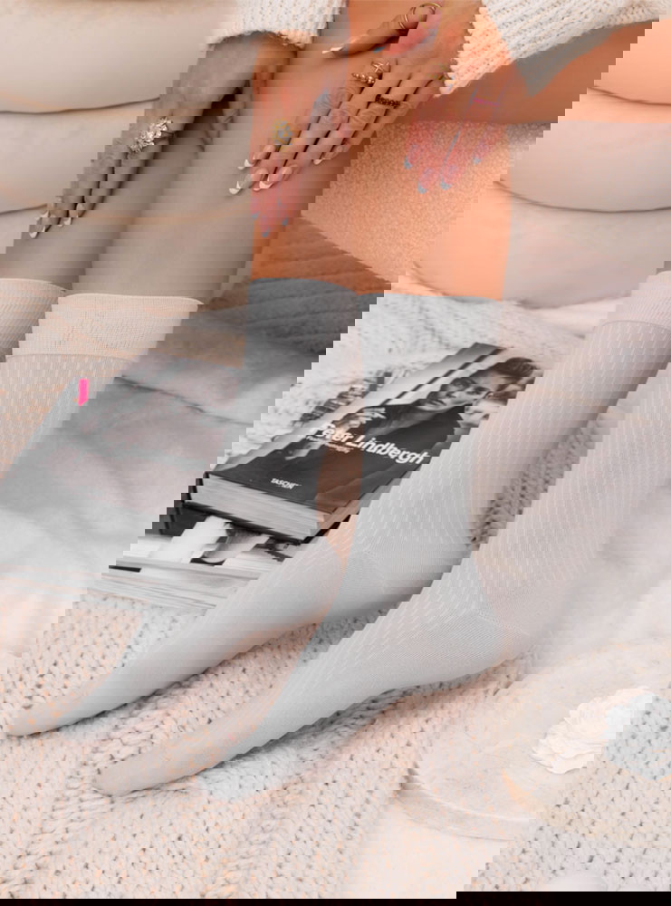 Popielate długie skarpetki w prążek...