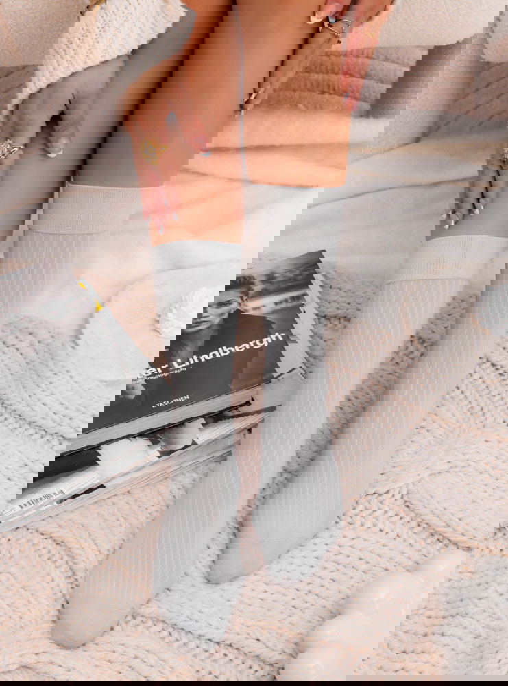 Popielate długie skarpetki w prążek...