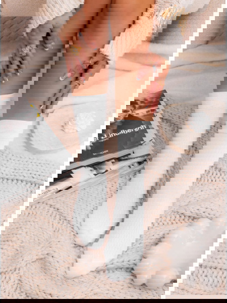 Białe długie skarpetki w... 2