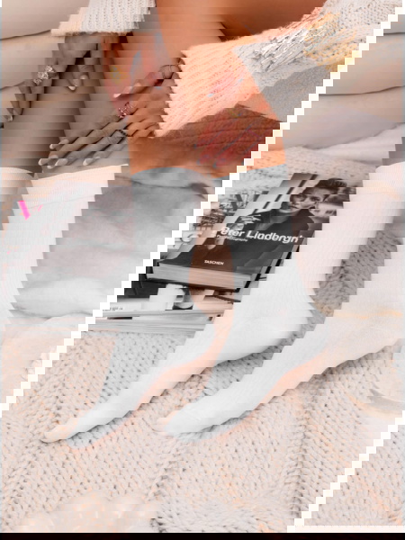 Białe długie skarpetki w...