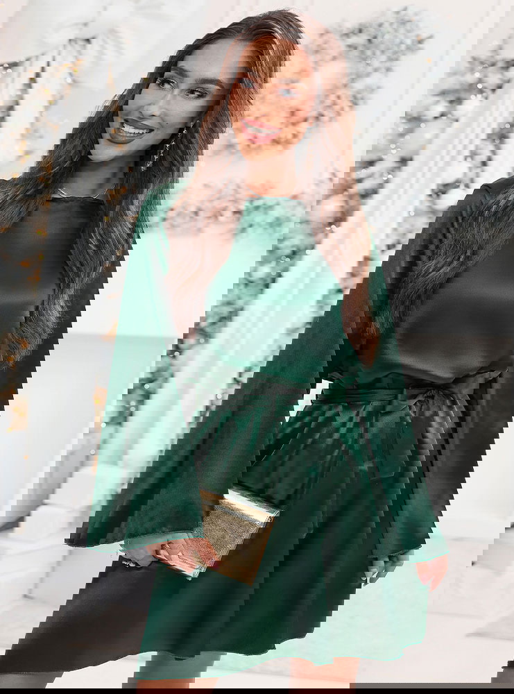 Atłasowa sukienka na święta z paskiem...