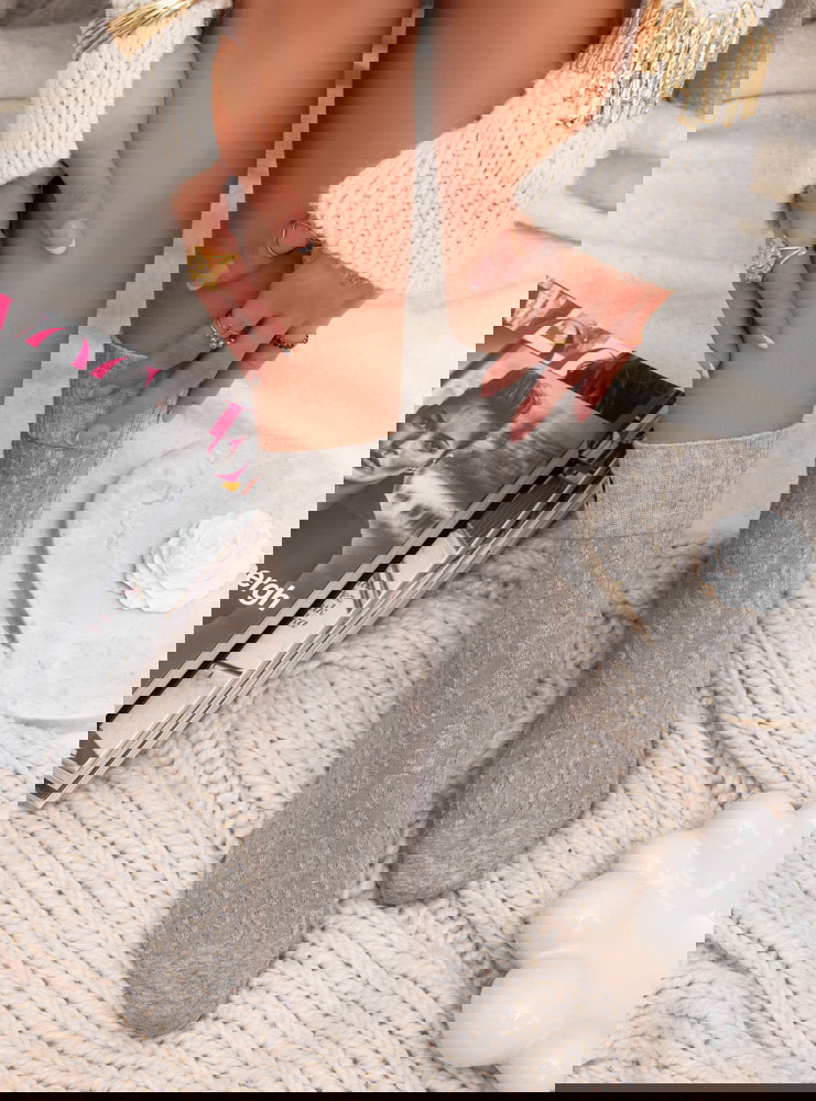 Szare damskie skarpetki z ozdobną...