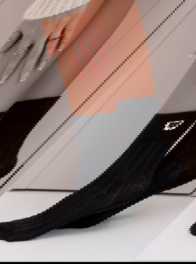 Czarne damskie skarpetki z ozdobną...