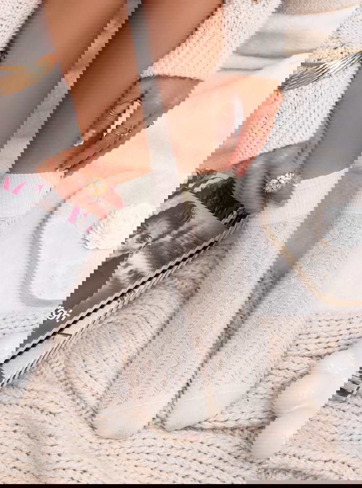 Damskie skarpetki z ozdobną naszywką...