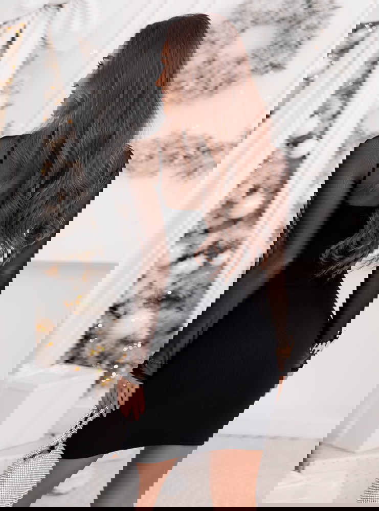 Czarna prążkowana dopasowana sukienka...