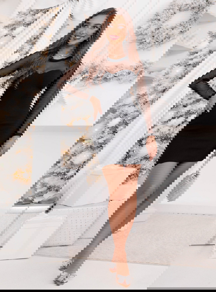 Czarna prążkowana dopasowana sukienka...