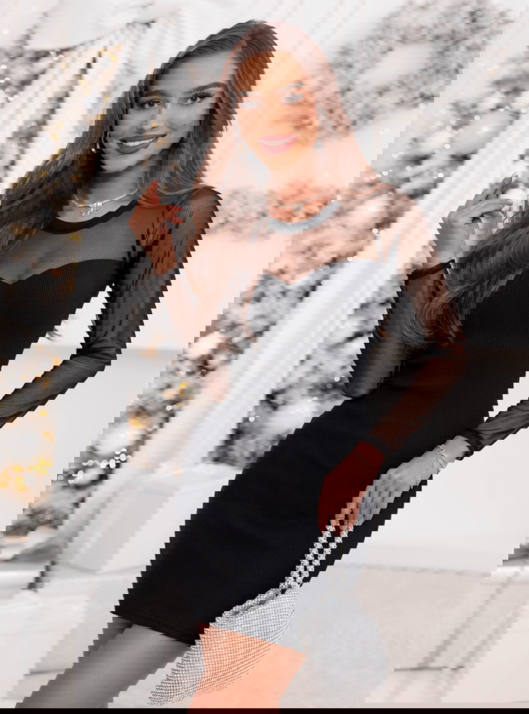 Czarna prążkowana dopasowana sukienka...