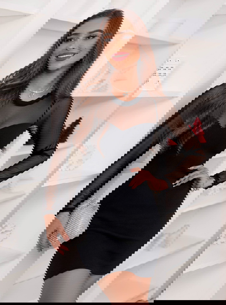 Czarna prążkowana dopasowana sukienka...