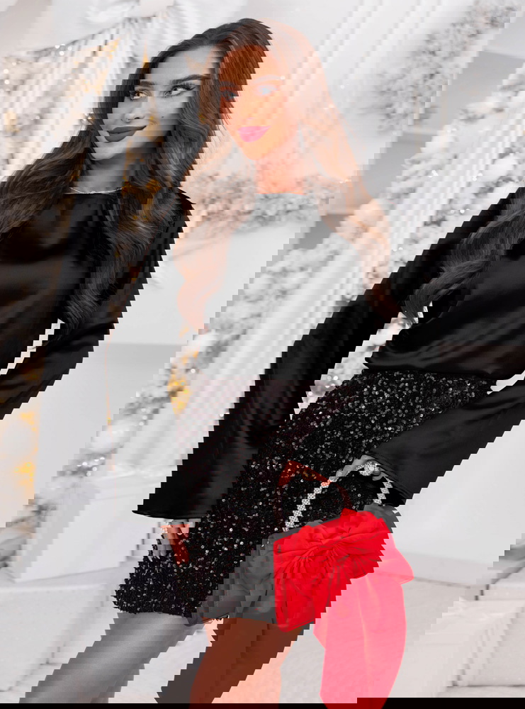 Czarna satynowa bluzka na święta z...