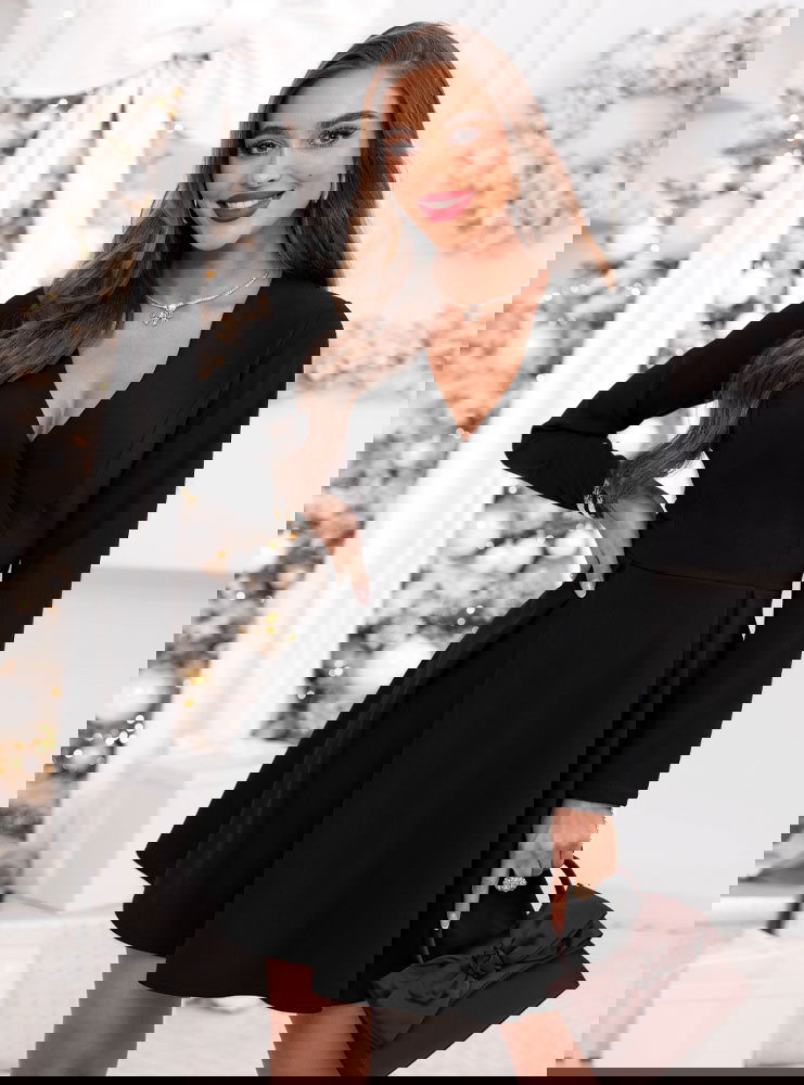 Czarna sukienka z przekładanym...