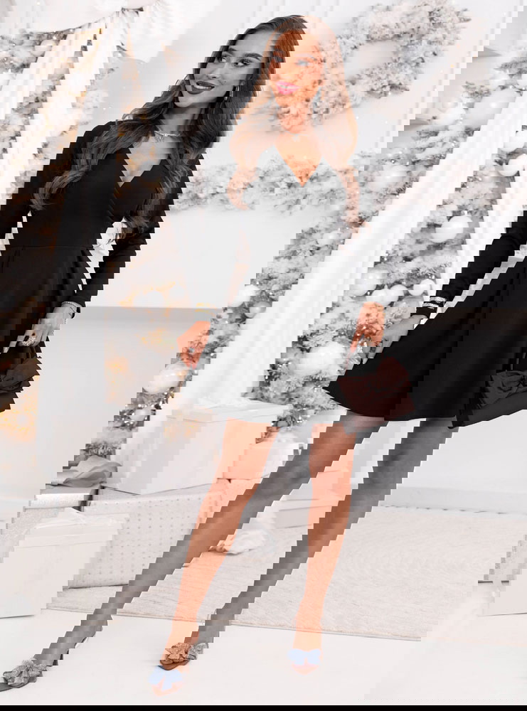 Czarna sukienka z przekładanym...