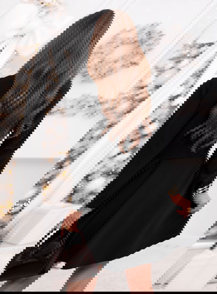 Czarna sukienka z przekładanym...