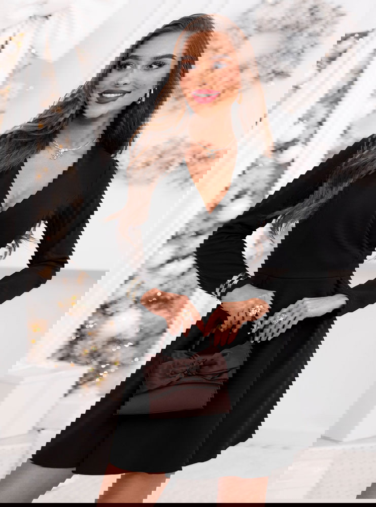 Czarna sukienka z przekładanym...