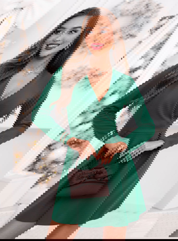 Sukienka z przekładanym dekoltem...