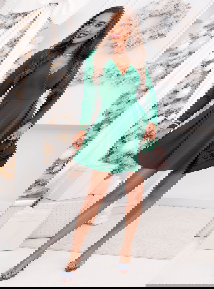 Sukienka z przekładanym dekoltem...